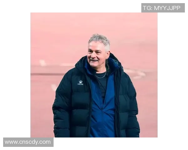 秃顶足球明星逆袭绿茵场展现力量与智慧并书写传奇人生